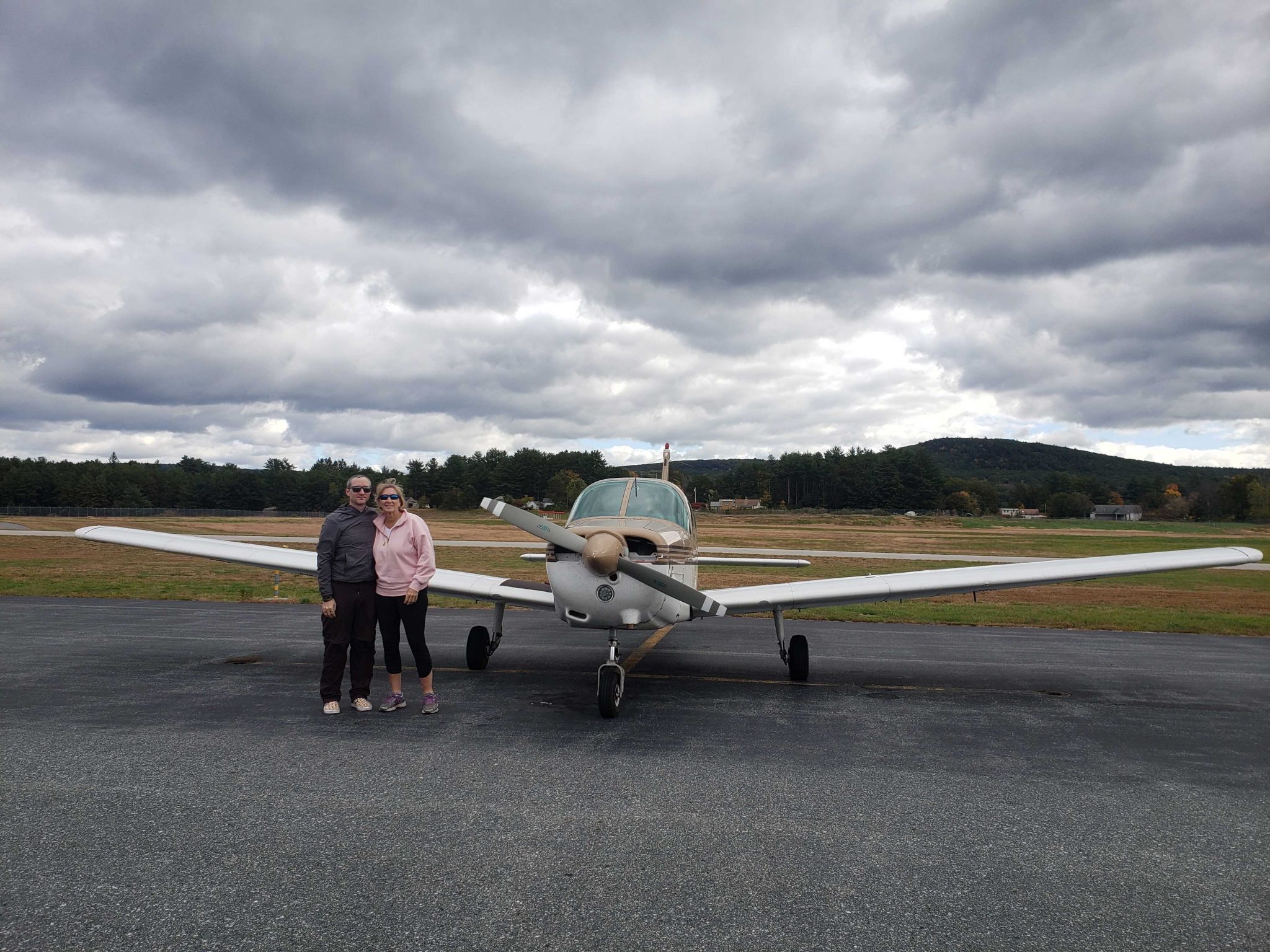 Mom and I hugging in front of the right wing of N43337